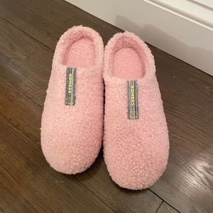 Bombas sunday slippers in pink size 8 new without tags. Sherpa material